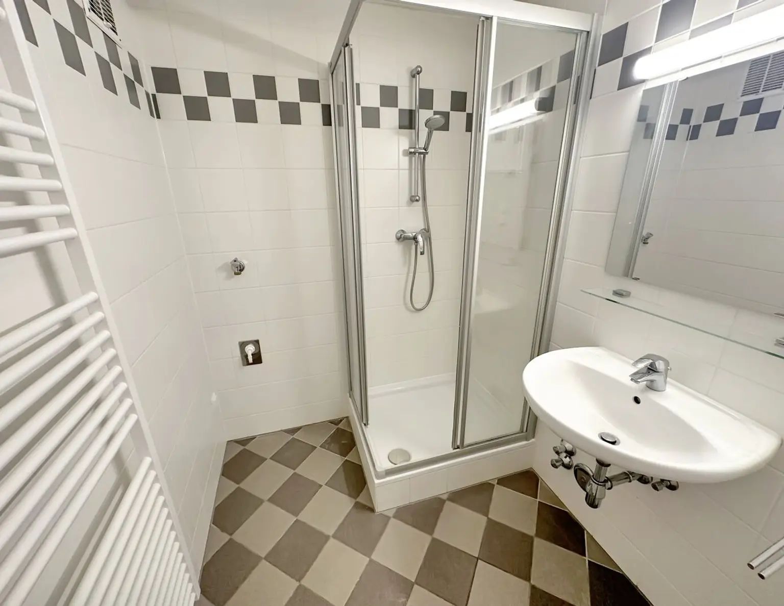 Zentrale 4-Zimmer-Wohnung nahe Karlsplatz