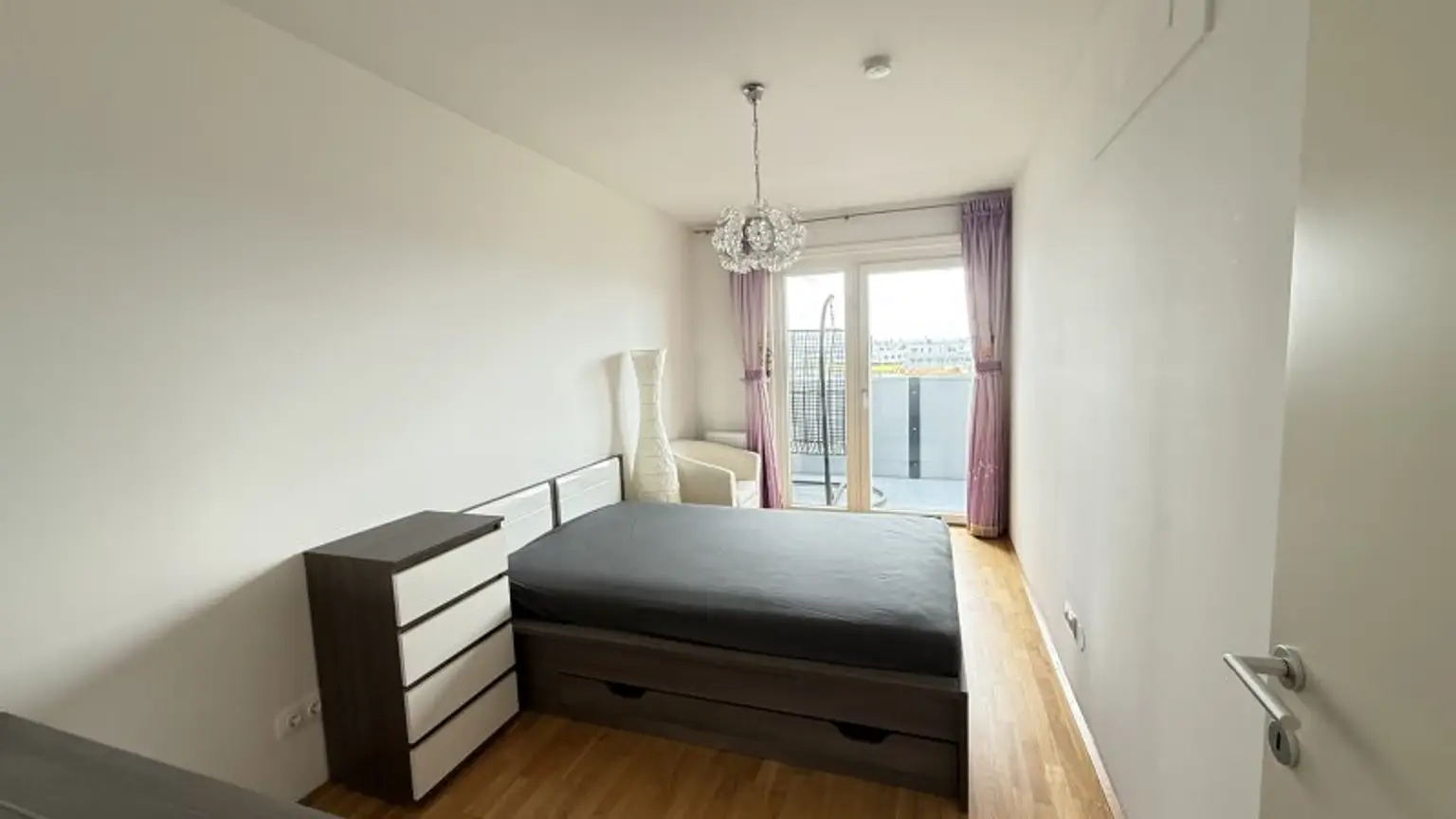Möblierte 3 ZIMMER im 10. Stock mit herrlichem Ausblick auf die City-Line: 2 Minuten zur U-Bahn: