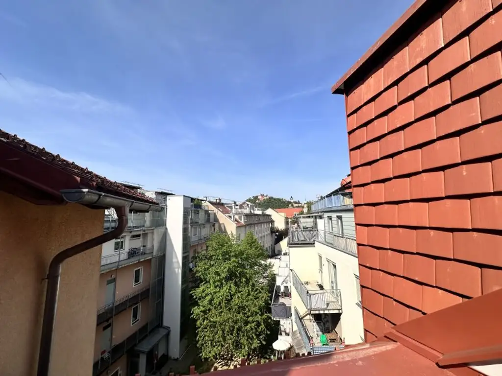 TOP Sanierte Wohnung im Dachgeschoss - Mit Schlossbergaussicht