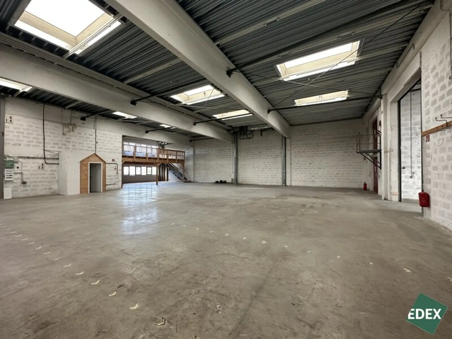 Großzügige Lagerhalle samt Büro