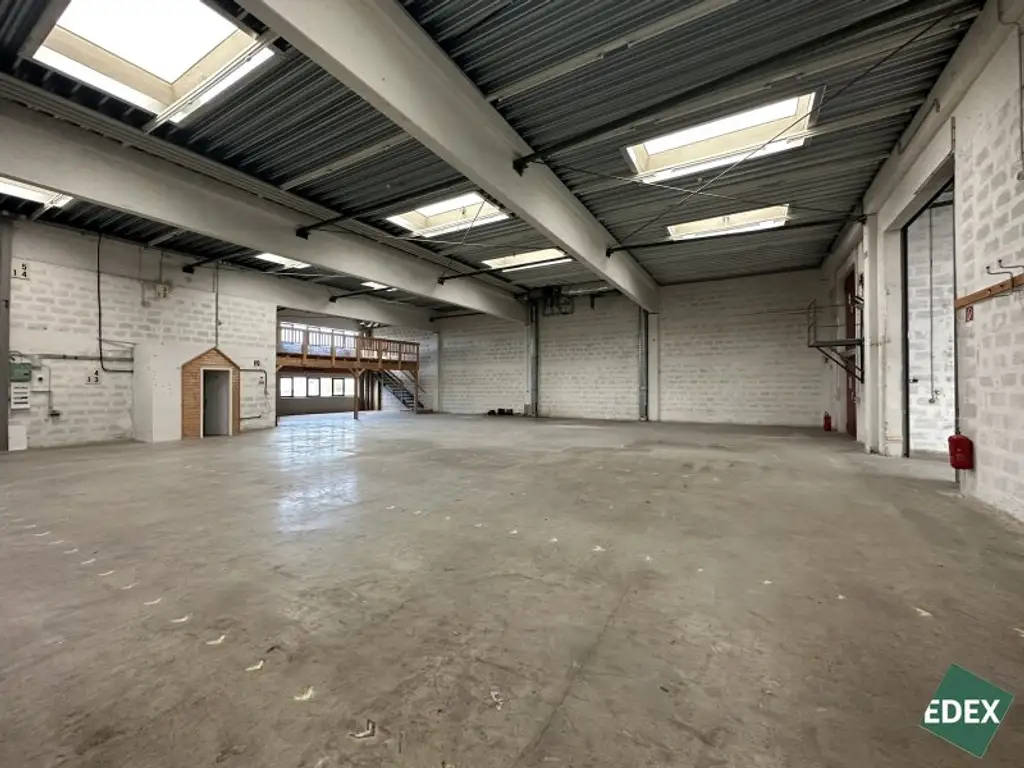 Großzügige Lagerhalle samt Büro