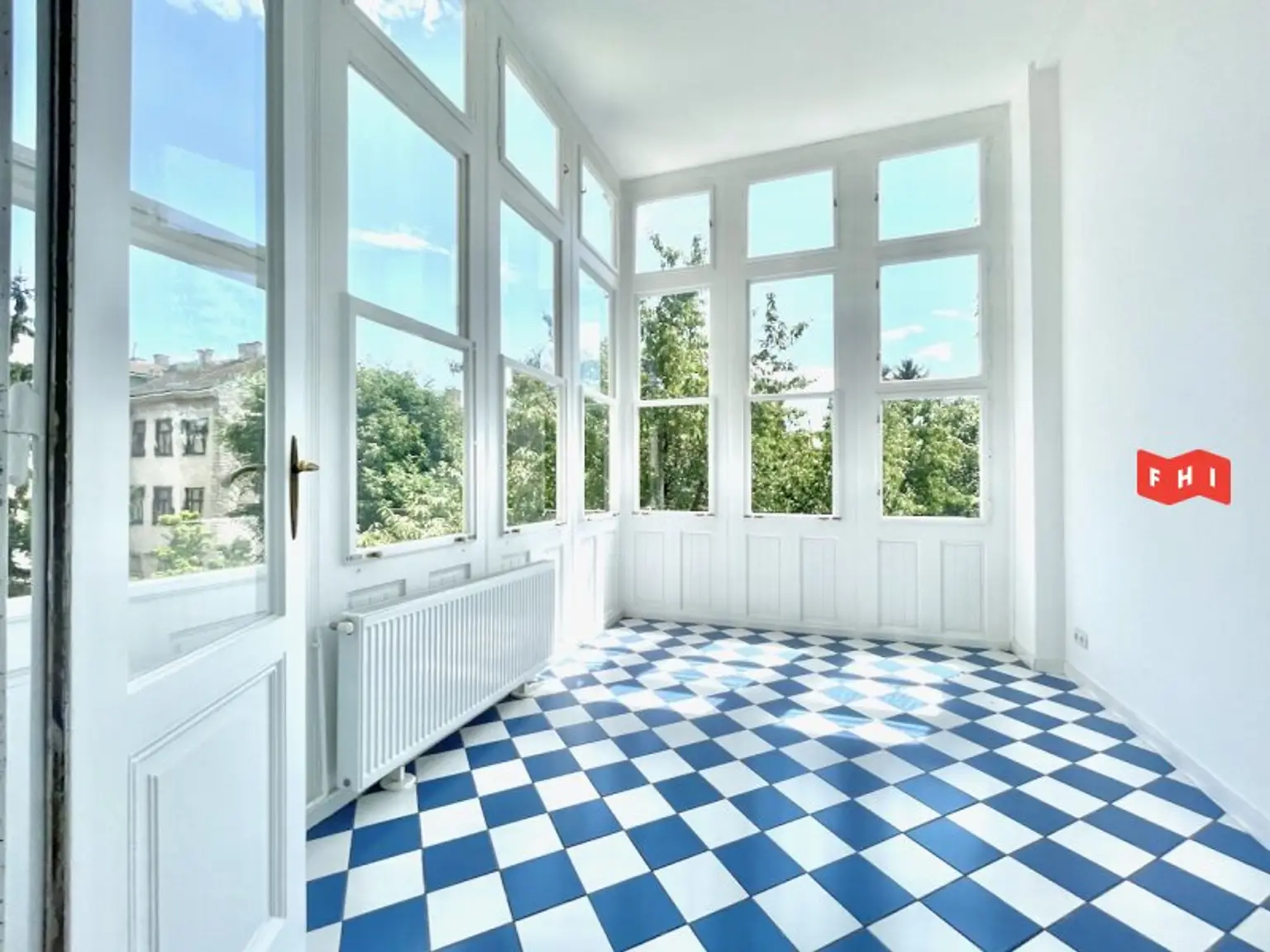 Unbefristete 140m² Stilaltbaumiete mit verglaster Wintergartenveranda, Gartenblick u. historischen Kachelöfen