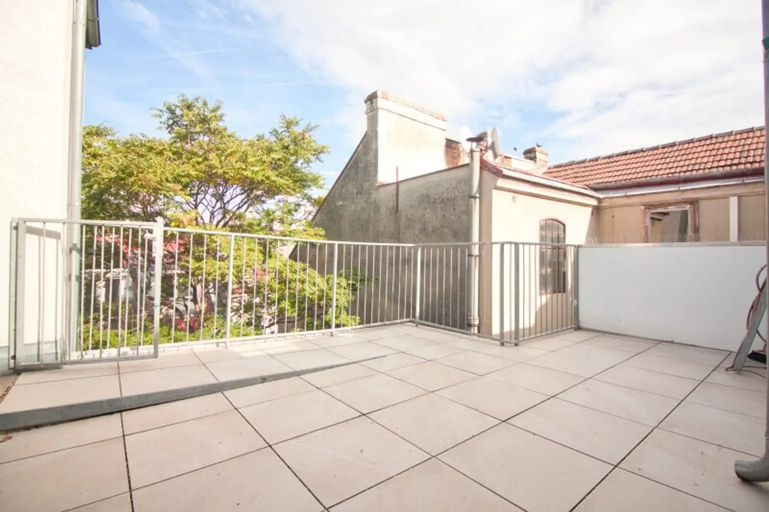 Helle, großzügige Maisonette-Wohnung mit 2 Bädern | ~ 20 m² große, private Terrasse direkt auf Wohnebene | Nahe Elterleinplatz