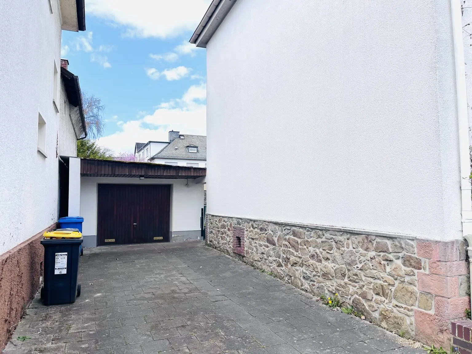 Einfahrt und Garage