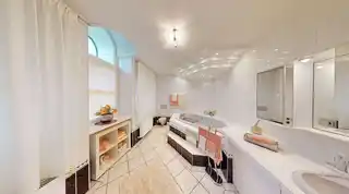 Großes Badezimmer