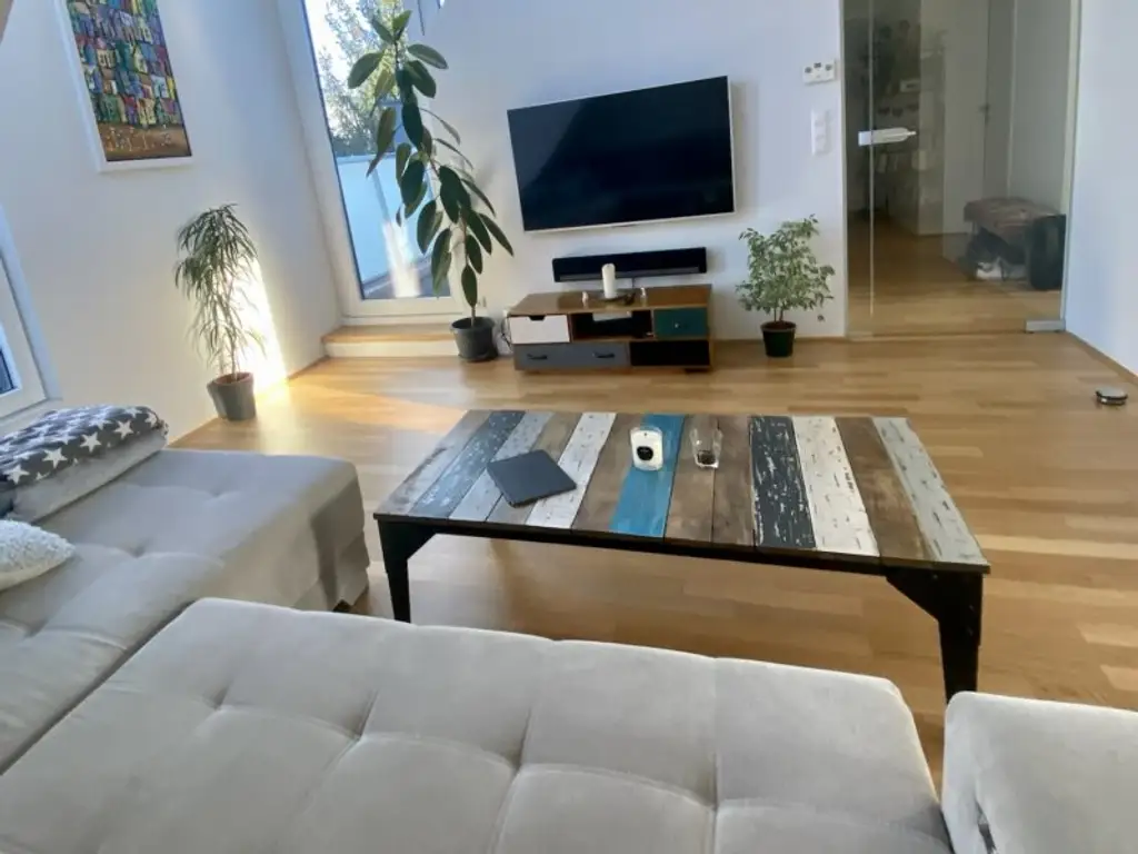 VOLL MÖBLIERTES traumhaft ruhiges Dachgeschoss-Appartement mit Terrasse und perfektem Öffi-Anschluß