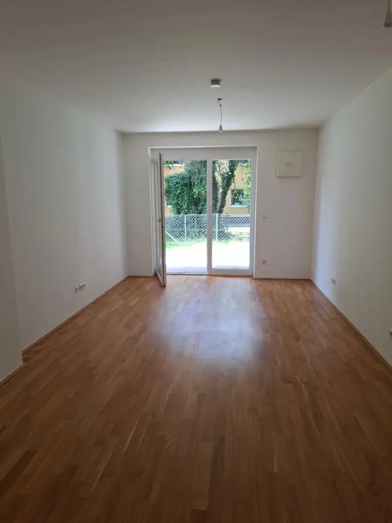 2-Zimmer-Wohnung mit Terrasse und Eigengarten und 2 Parkplätzen (1 x in Tiefgarage) zu vermieten