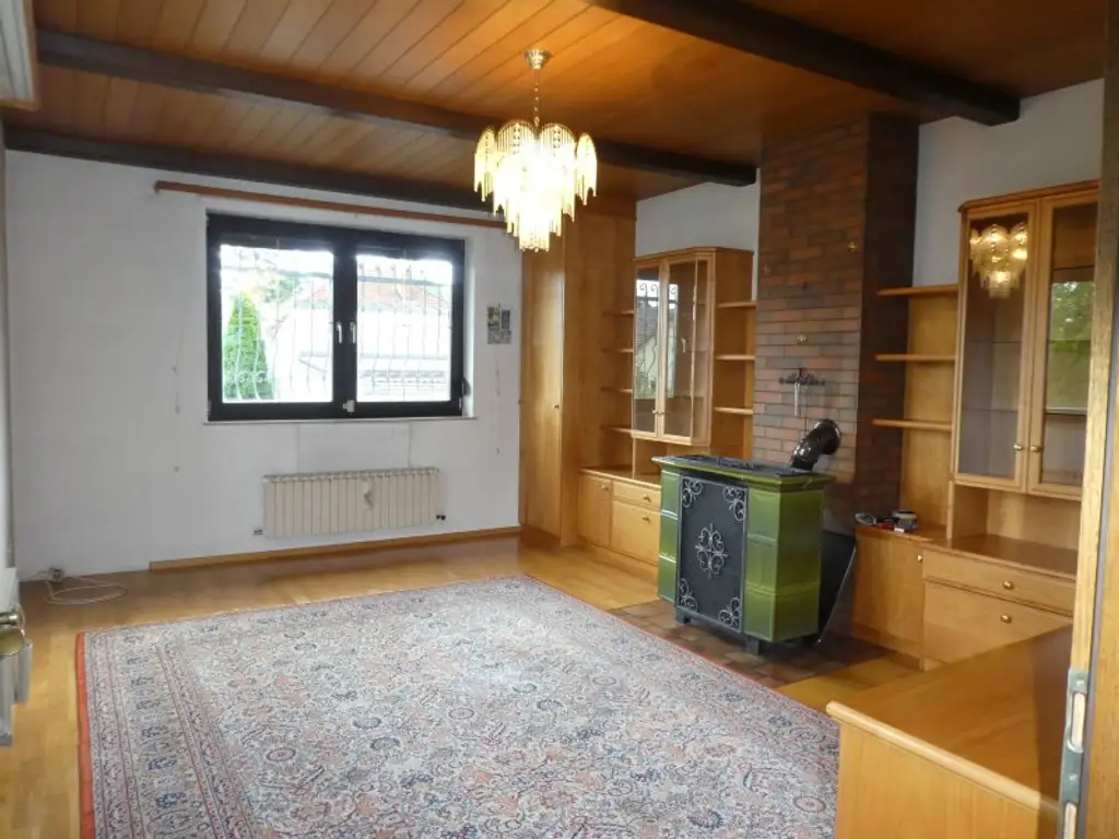PRIVATSPHÄRE: KLEINES HAUS  mit ENTZÜCKENDEN GARTEN, Garage und Lagerräume - NÄHE BAHNHOF