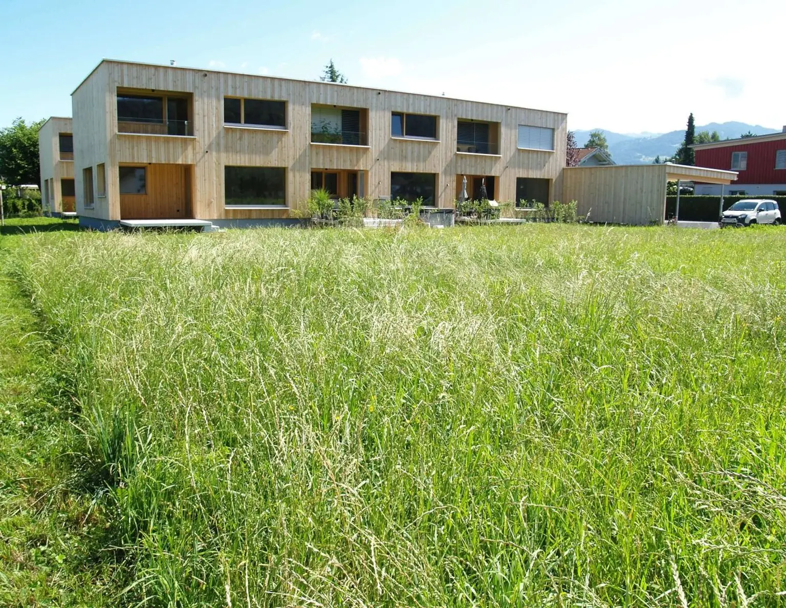 NEU - Feldkirch Gisingen Guldenäcker - Vollholz Reihenhaus mit 5 Zimmer, Garten und Carport, Top Lage