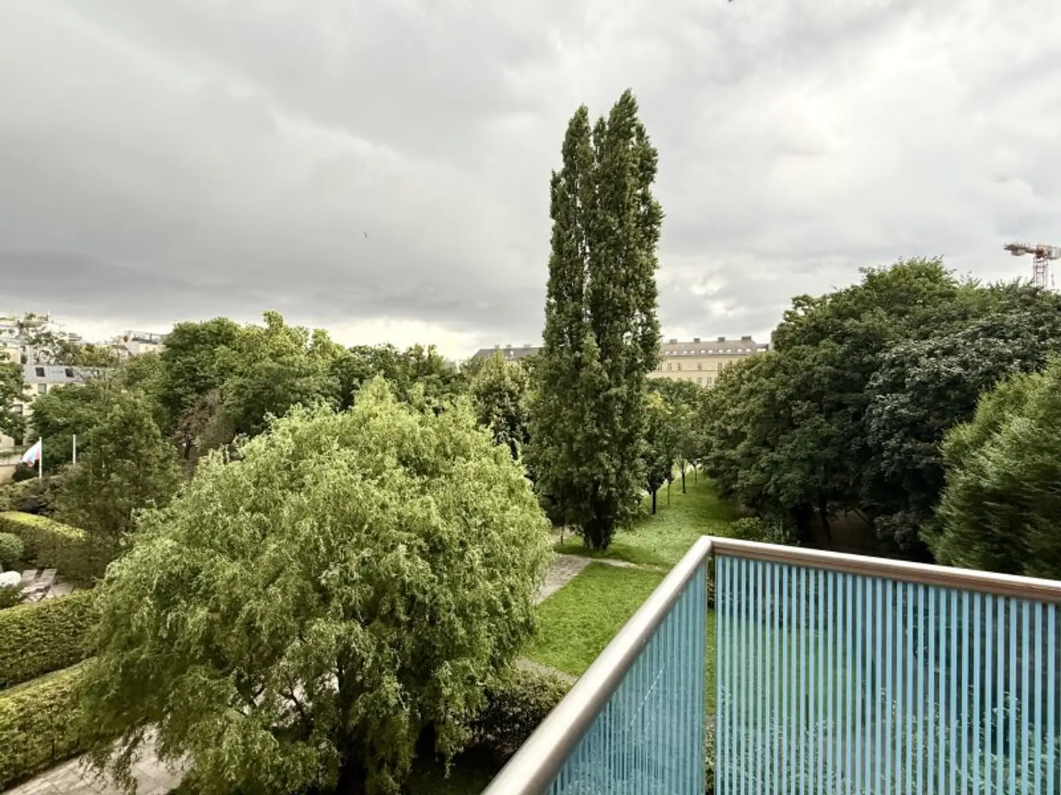 Möblierte Wohnung mit Balkon und Blick ins Grüne Nähe Karlskirche!!