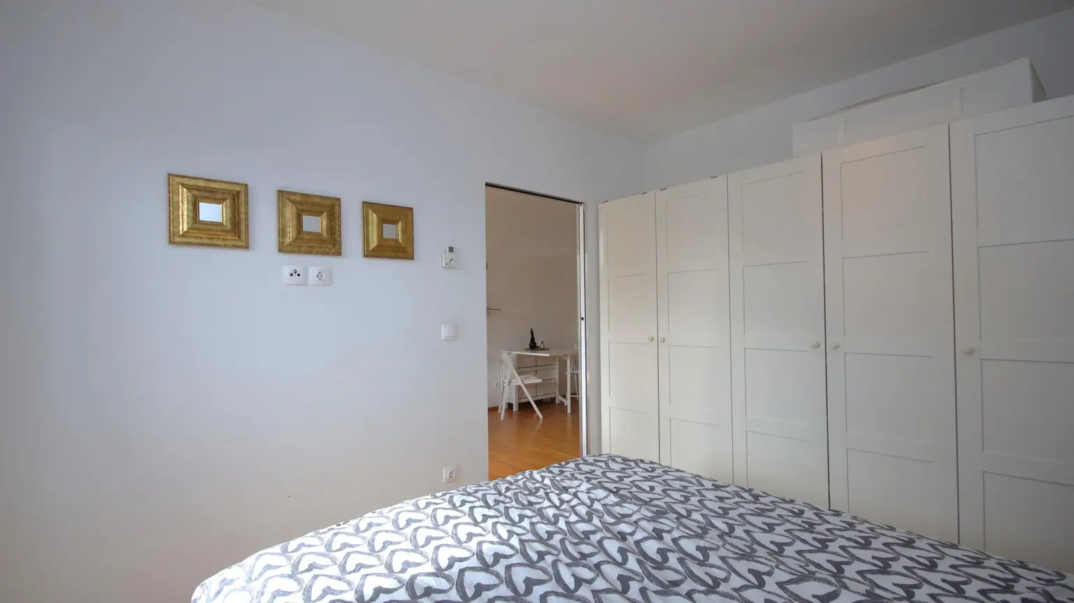 Bezugsfertige vollmöblierte 2-Zimmer-Wohnung mit Balkon