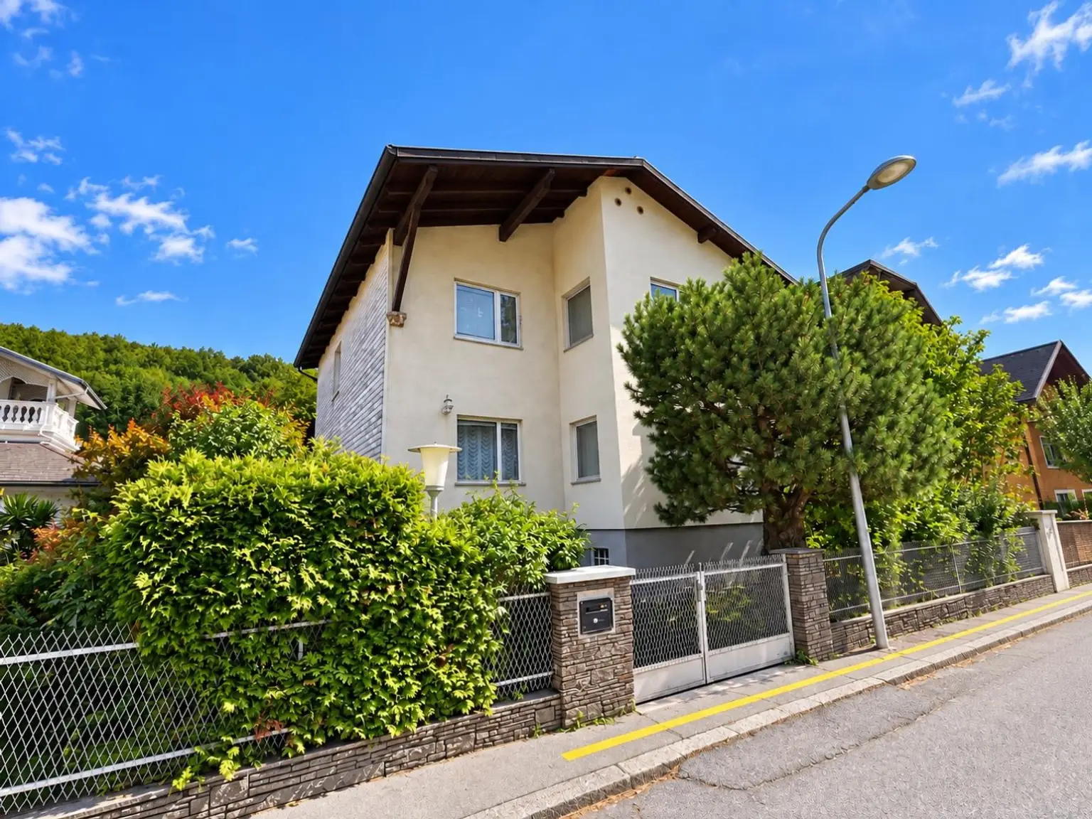 10 Hausansicht - Straße