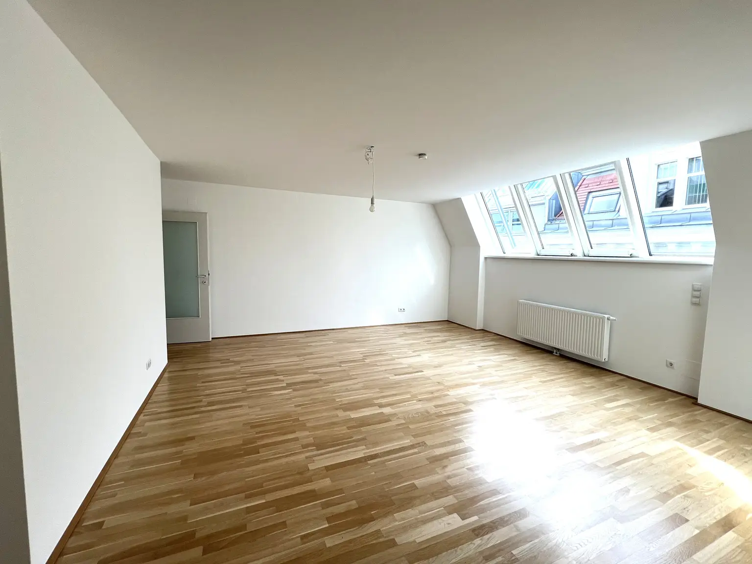 Top-Lage beim Stephansplatz: Moderne, klimatisierte Dachgeschoßwohnung im stilvollen Haus