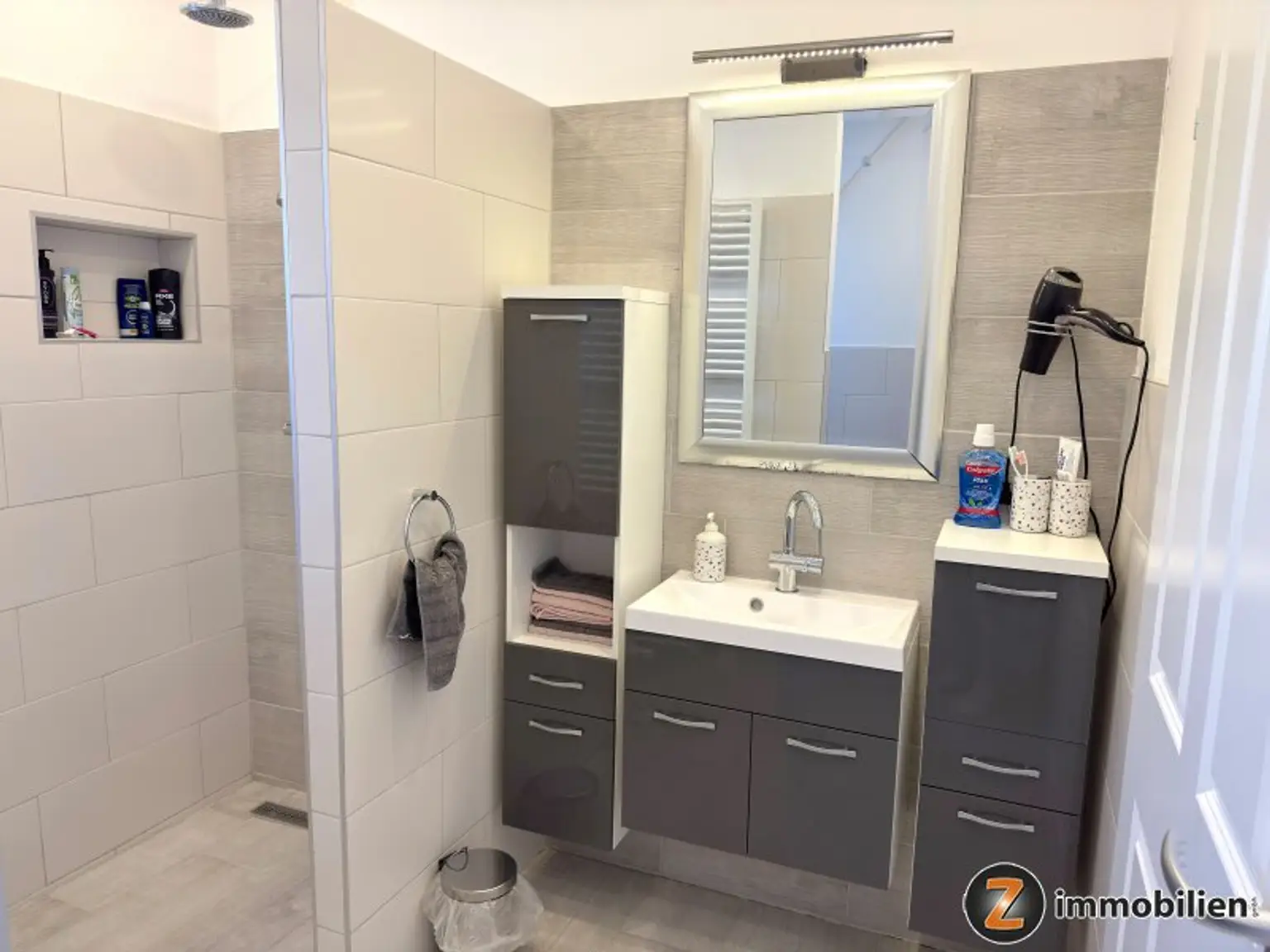 Modernes Wohnhaus mit zwei barrierefreien, getrennten Einheiten