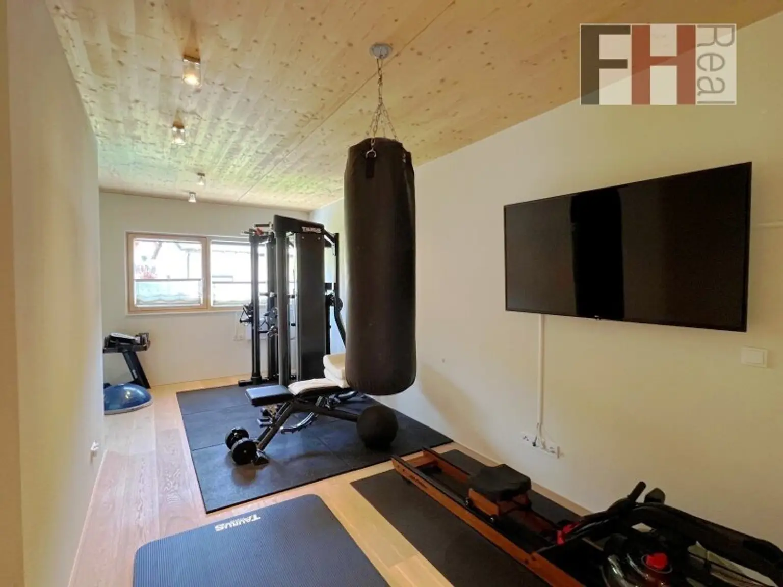 Moderne Gewerbeliegenschaft mit stylischer Wohneinheit inkl. Pool on Top! Bauland Kerngebiet! Vielfältige Nutzungsmöglichkeiten > Geschäftslokal, Büro, Praxis, Mobilitätscenter, KFZ!