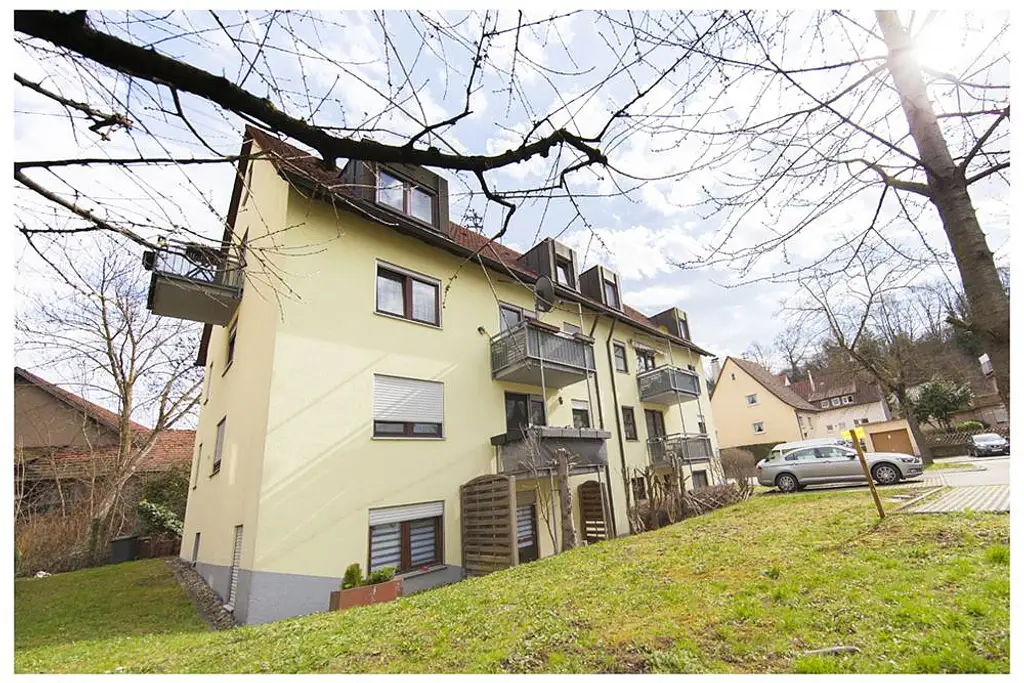 Ab 1.Juni zur Miete frei ! 1,5 Zimmer Wohnung inkl. Küche, Terrasse + Stellplatz in zentraler Lage.