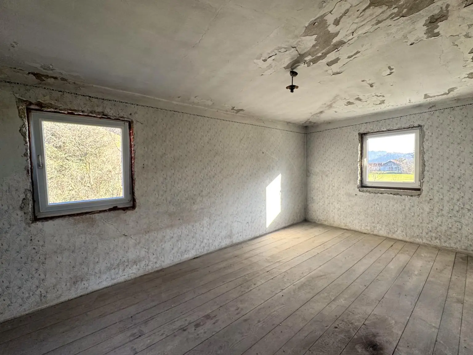 Sanierungsbedürftiges Mehrfamilienhaus mit großem Grundstück und hoher Bebauungsdichte