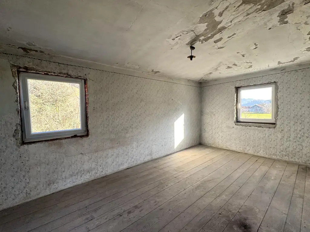 Sanierungsbedürftiges Mehrfamilienhaus mit großem Grundstück und hoher Bebauungsdichte