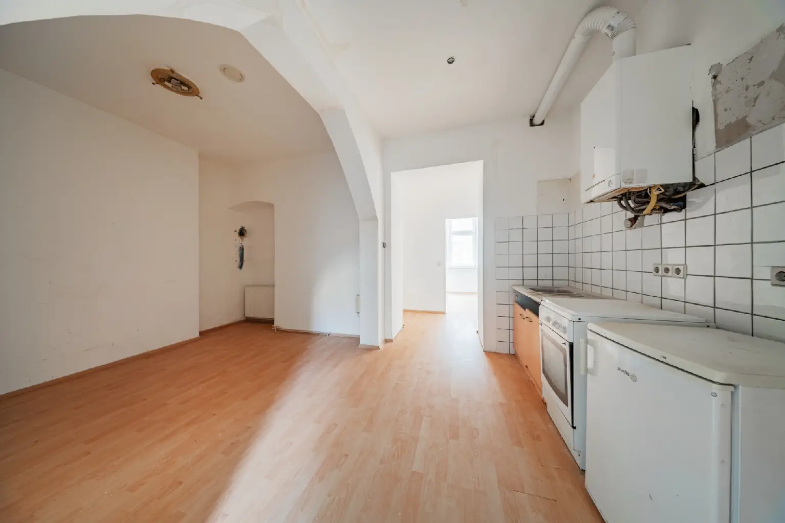 Charmante Altbauwohnung mit zwei Zimmern in sanierungsbedürftigem Zustand-in lebendiger Umgebung