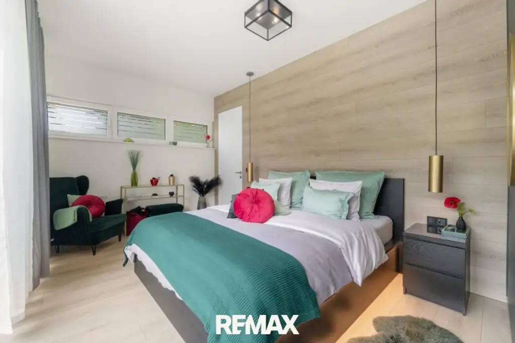 Beeindruckende Designer-Villa mit Pool und Poolhaus zum Soforteinzug!