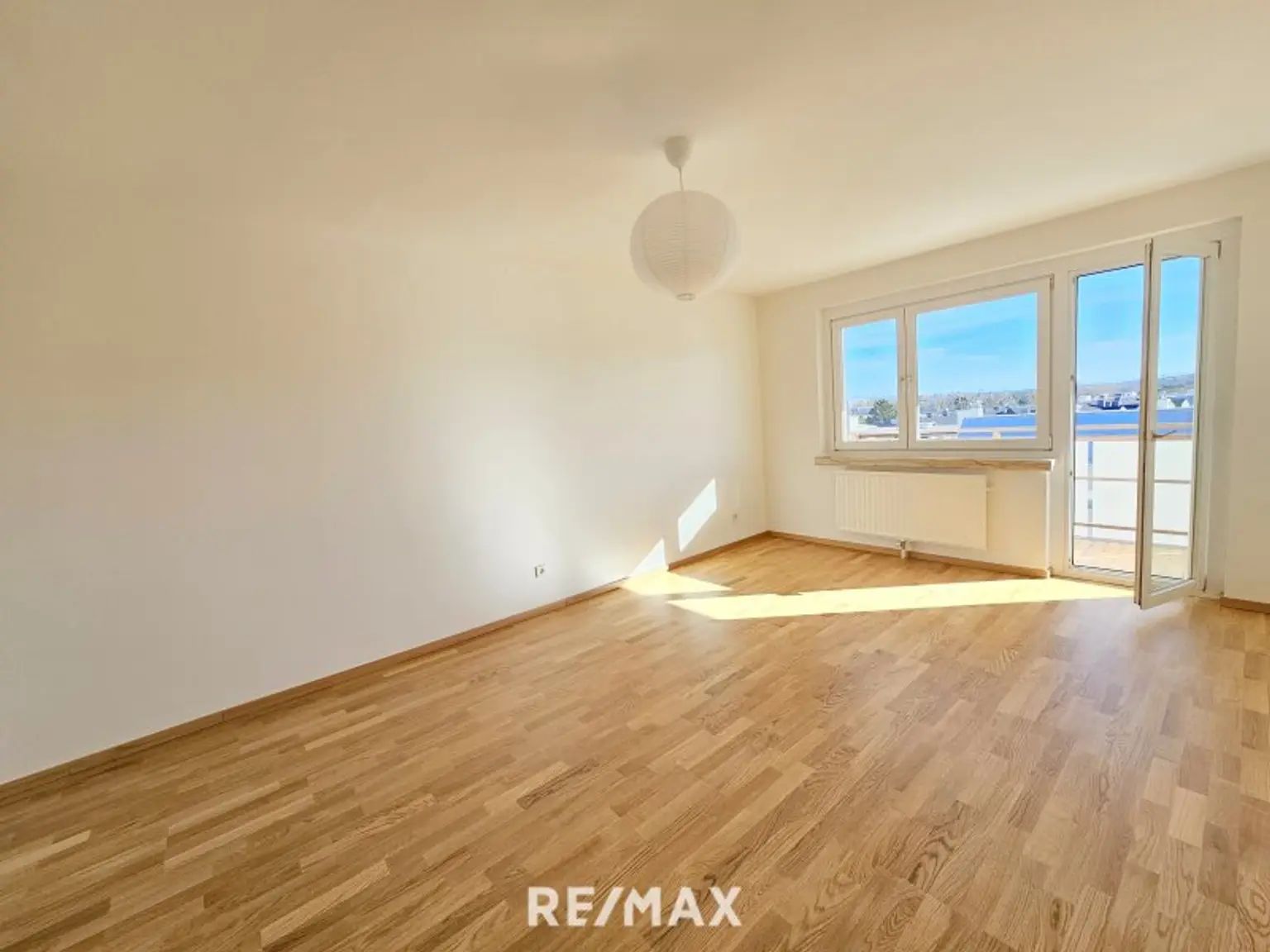 Wohnzimmer mit Zugang zur Loggia