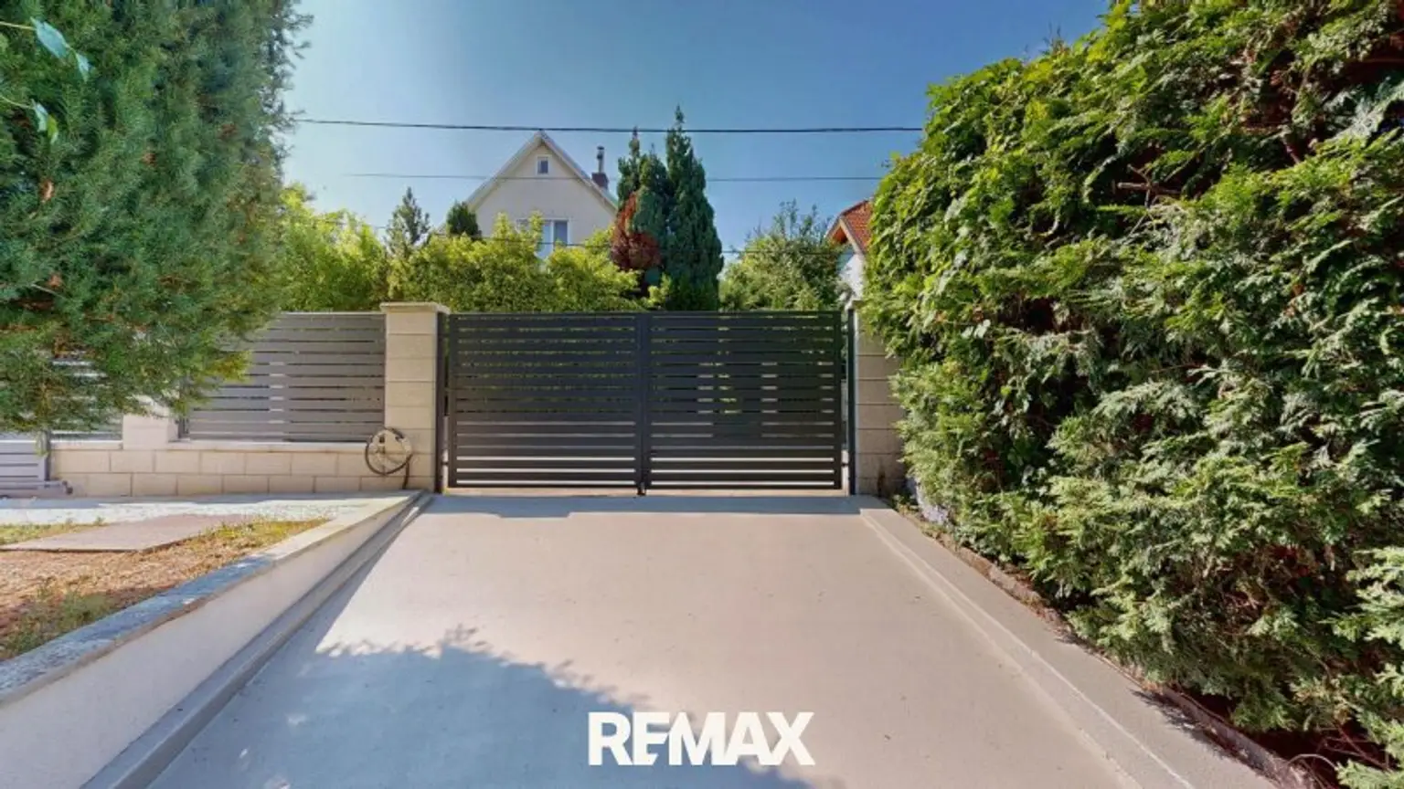 Einfahrt zur Doppelgarage