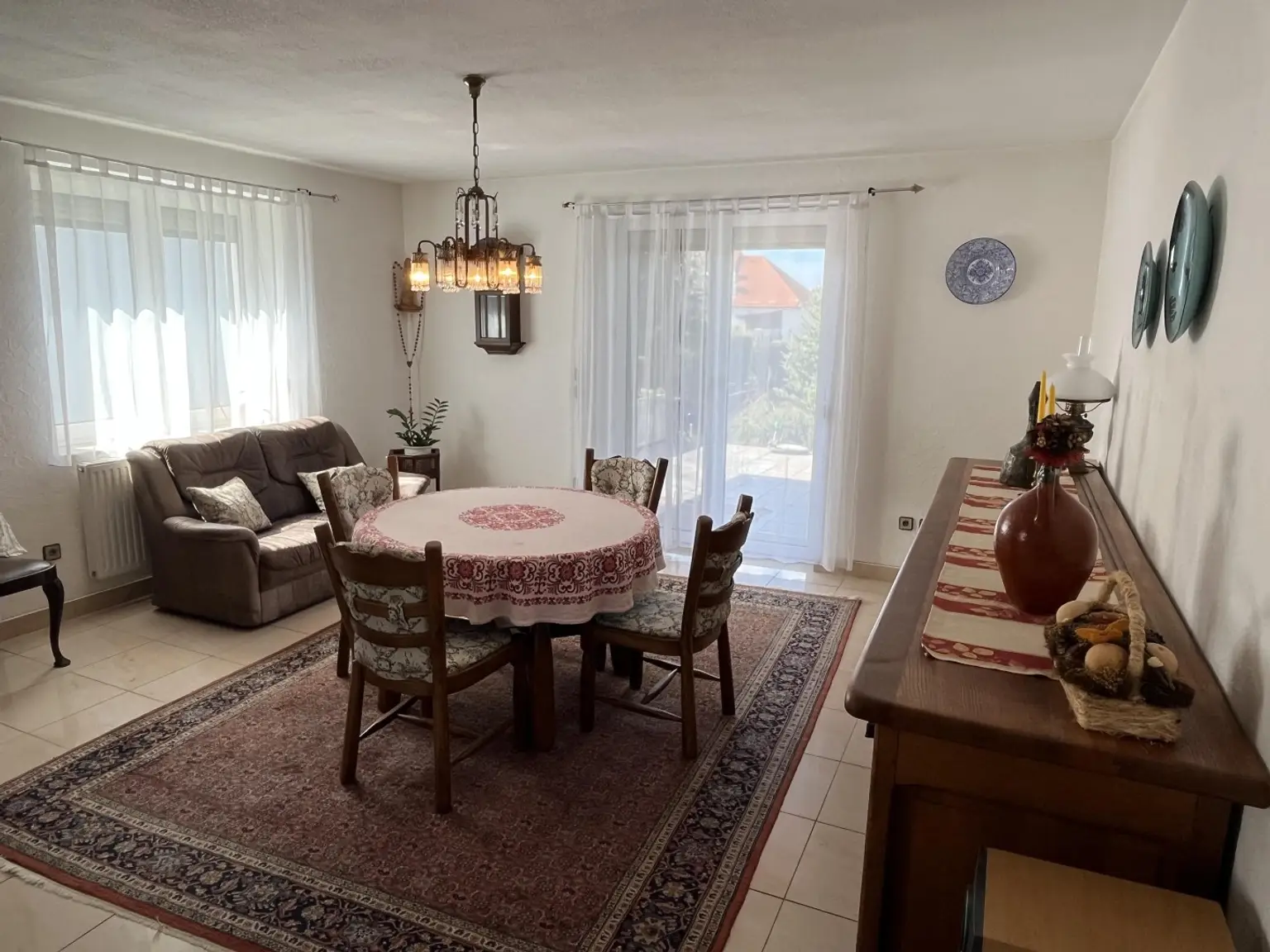 Esszimmer mit Ausgang auf die Terrasse