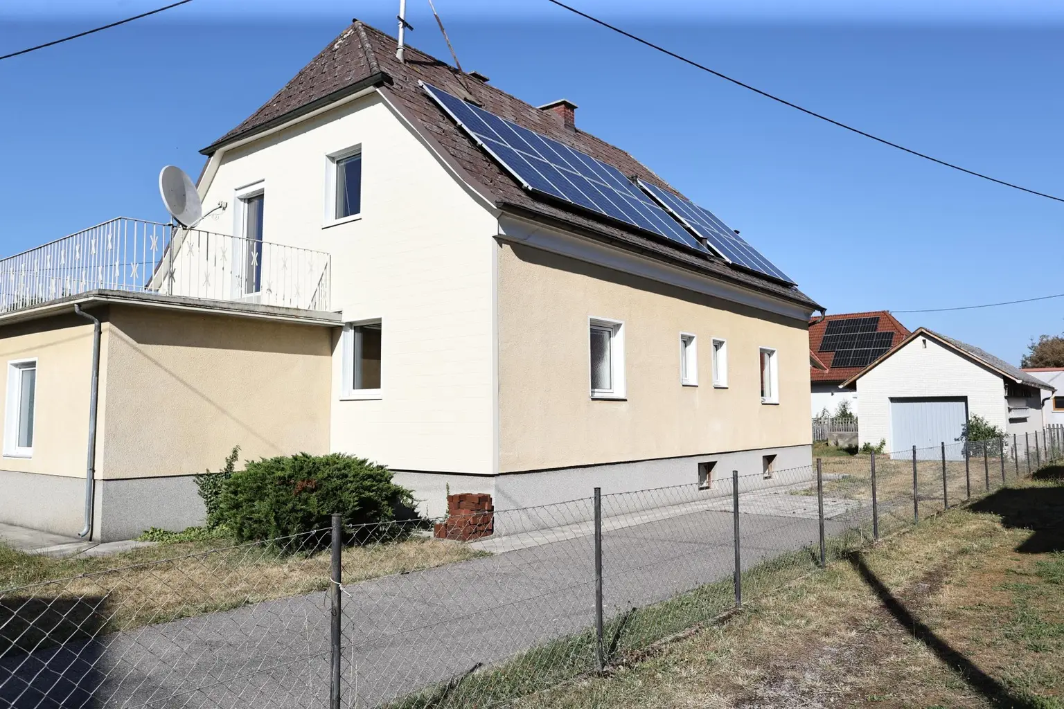 Südansicht mit Parkplätze + Garage