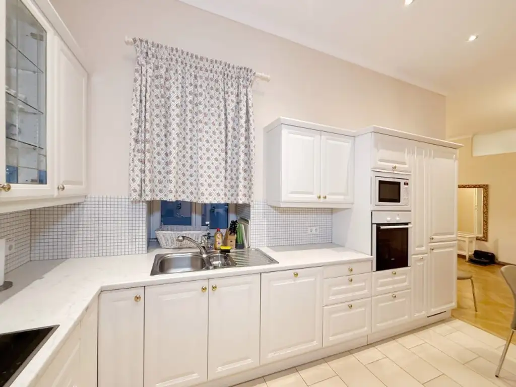 Fully furnished apartment - within walking distance to the 1st district, also available for short-term rentals.