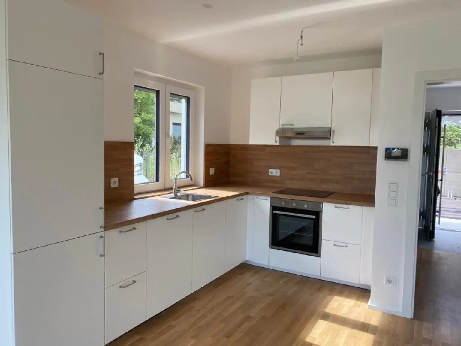 Schlüsselfertiges Eckreihenhaus mit Küche, Garten, Dachterrasse - sofort einziehen und den Sommer genießen