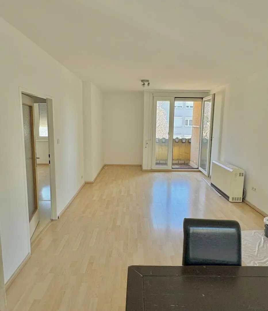 Wohn- / Esszimmer mit Ausgang auf den Balkon