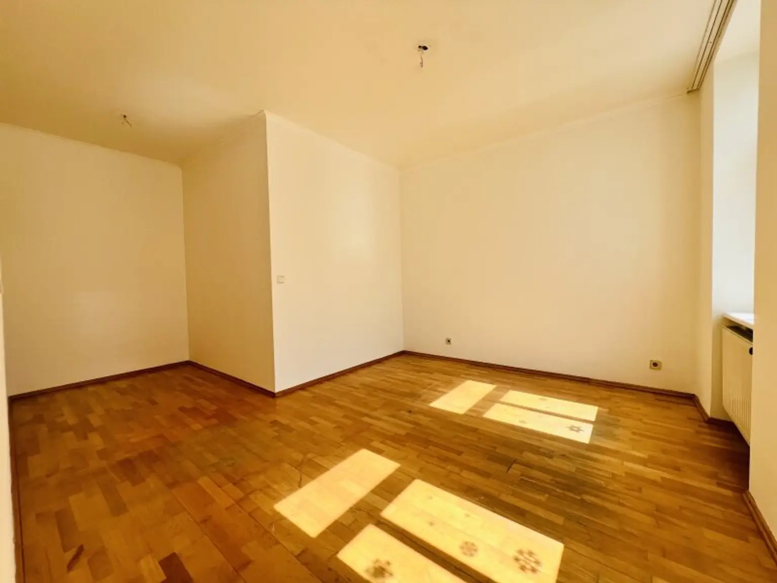 Sehr helle - südseitige - 2 Zimmer Wohnung im 3. Stock ohne Lift - BITTE NUR SCHRIFTLICH ANFRAGEN