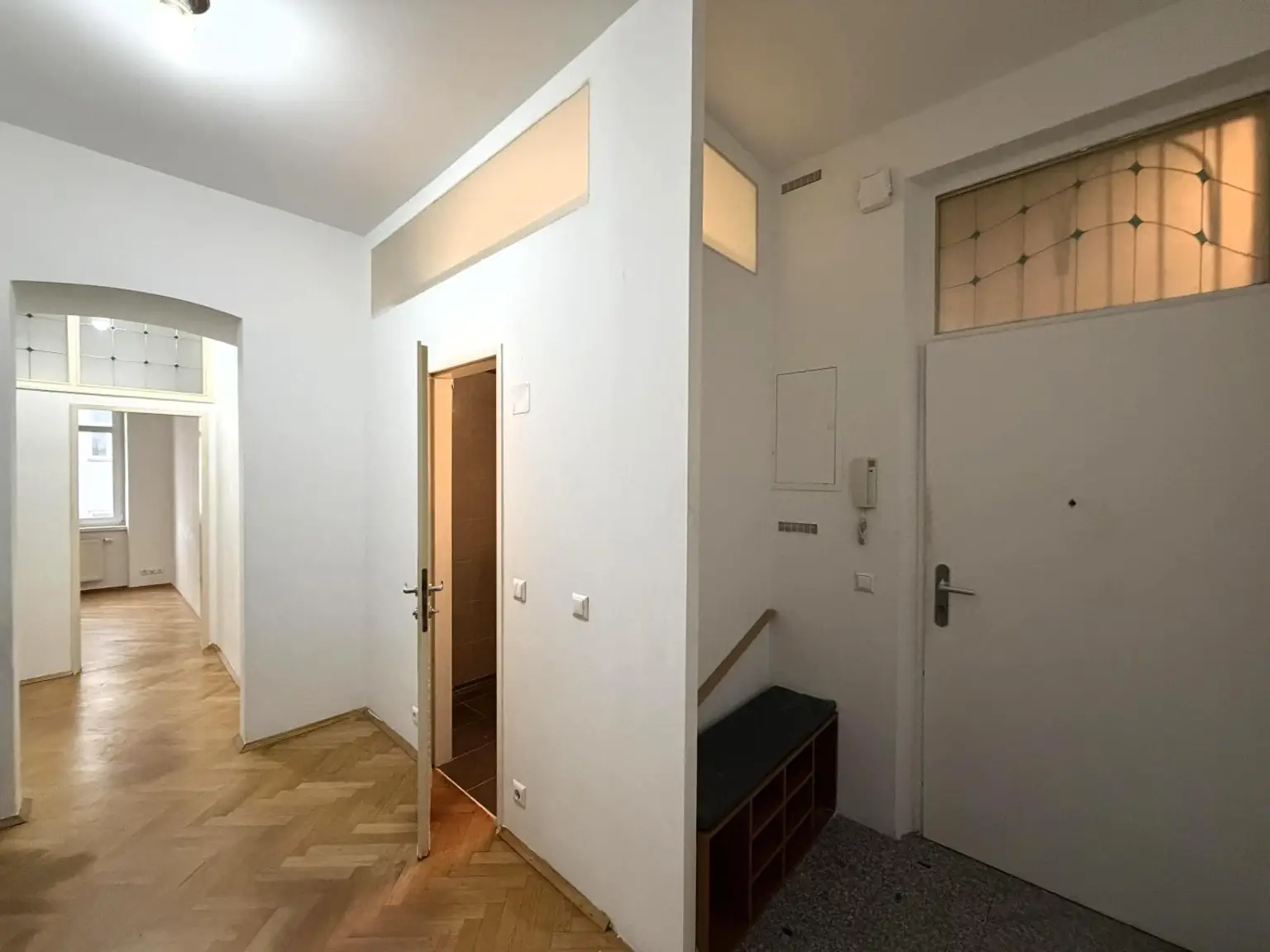 Wohnungseingang / Vorzimmer / Küche / Essbereich