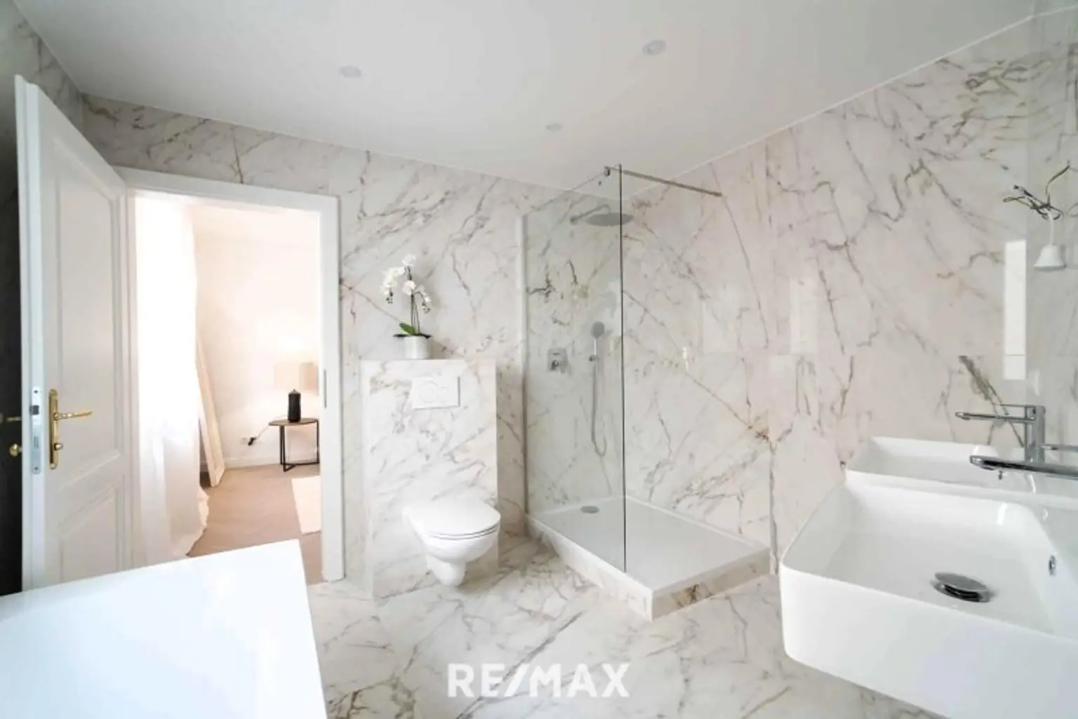 Badezimmer mit Dusche & Wanne