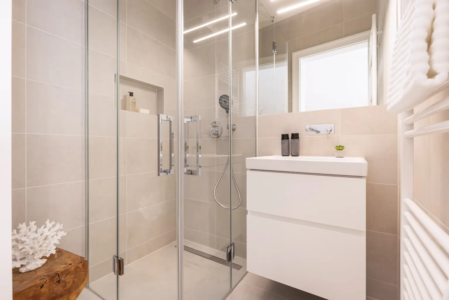 Innenarchitektonisch gestaltete 2-Zimmer-Musterwohnung mit Wohnküche und Terrasse