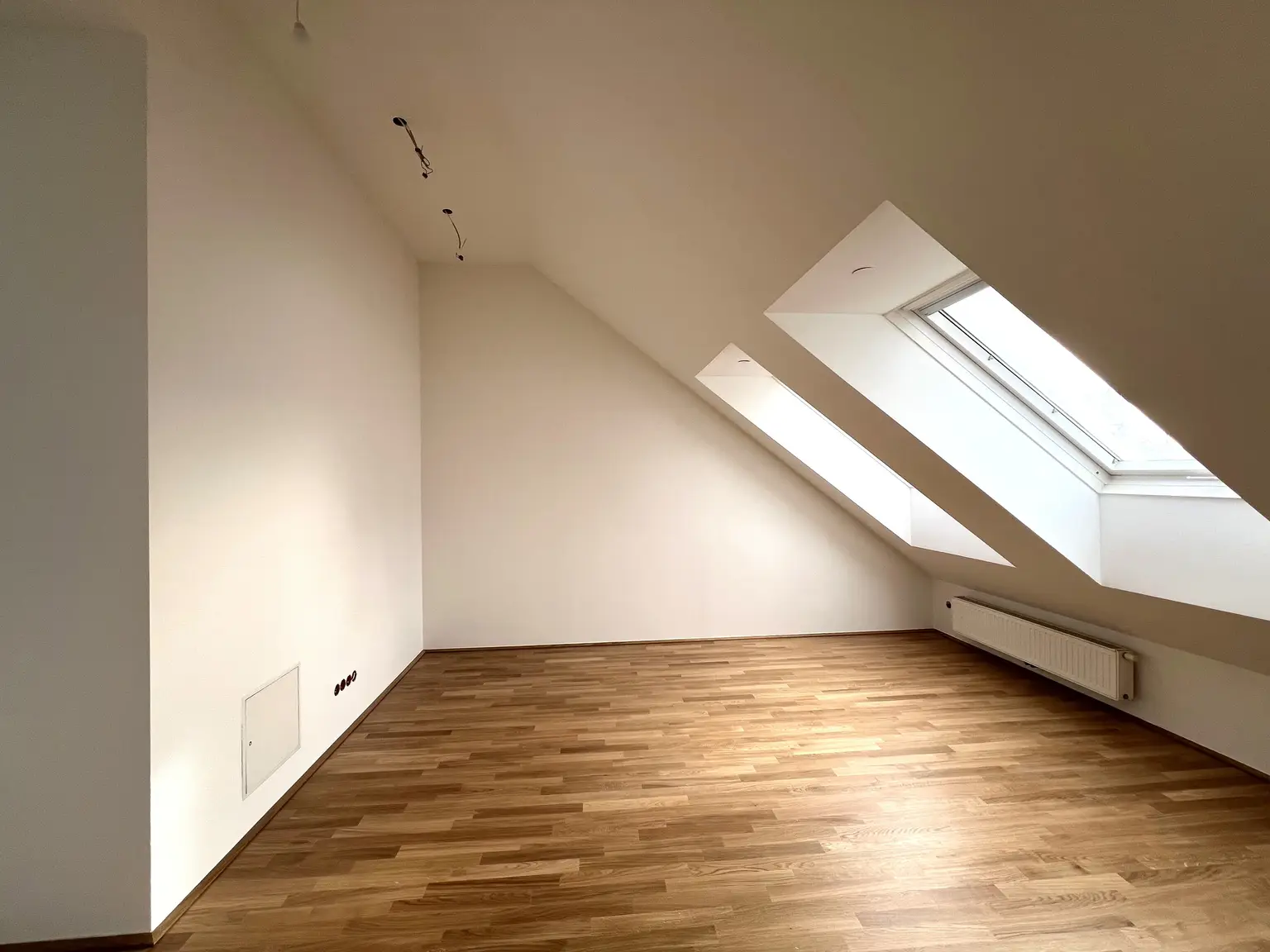 ERSTBEZUG NACH SANIERUNG: Helle klimatisierte Dachgeschoss-Wohnung in der Taborstraße