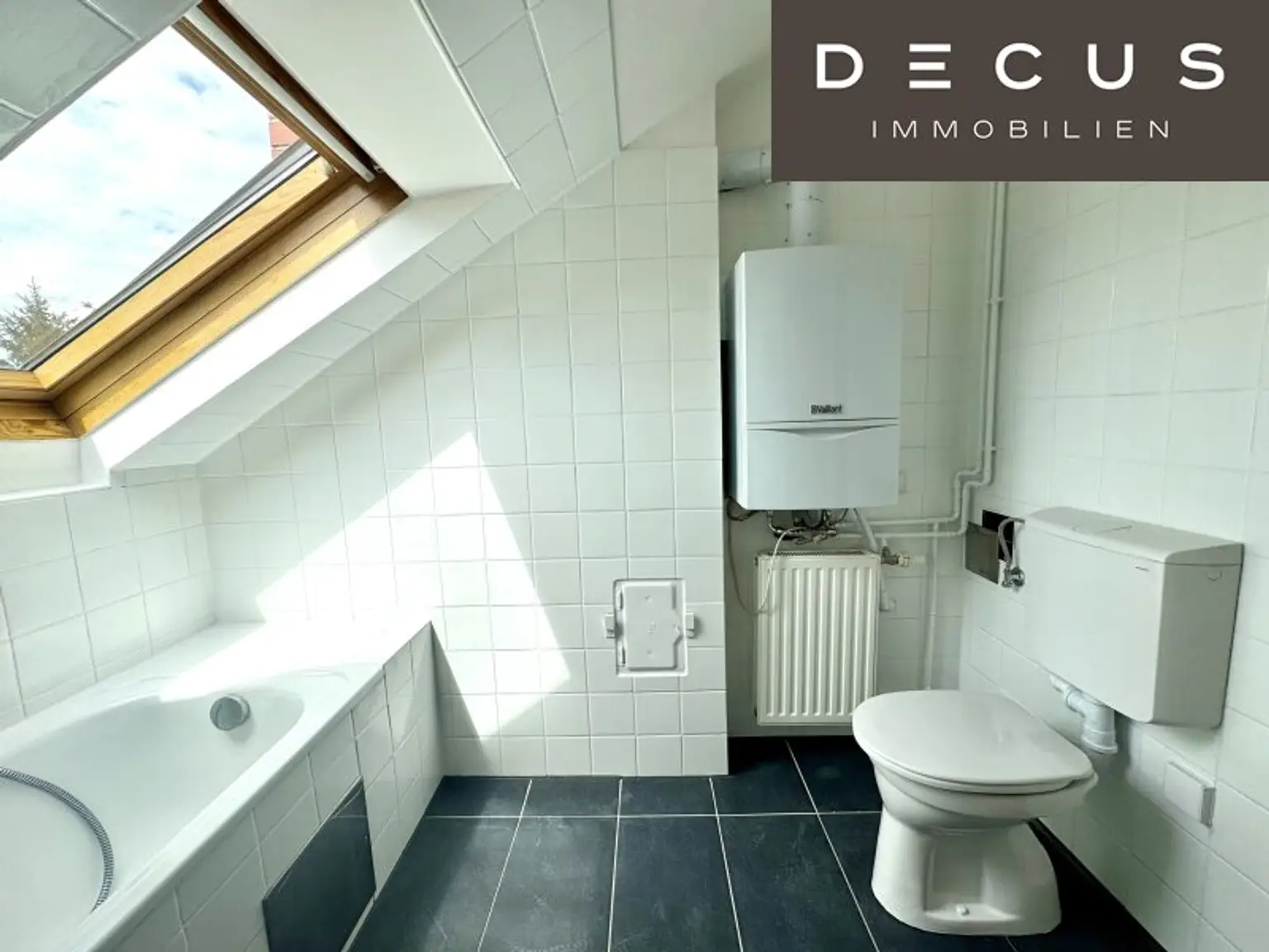 | CHARMANTE DACHGESCHOSSWOHNUNG | HELL & ZENTRAL | 4. OG | IDEAL FÜR SINGLES & STUDENTEN | TOP LAGE  | NÄHE UNI