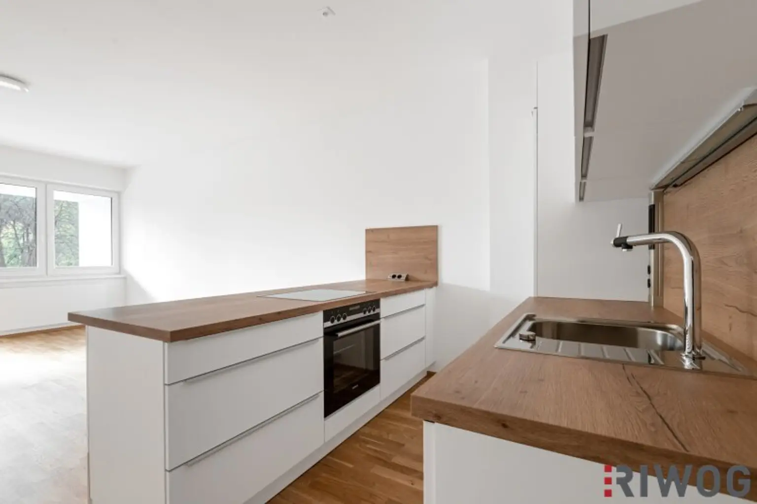 ERSTBEZUG nach Sanierung mit Blick auf Schloss Laudon  | ca. 16 m² Loggia  | Garagenplatz | Vollausgestattete Küche | Erholungsgebiet angrenzend