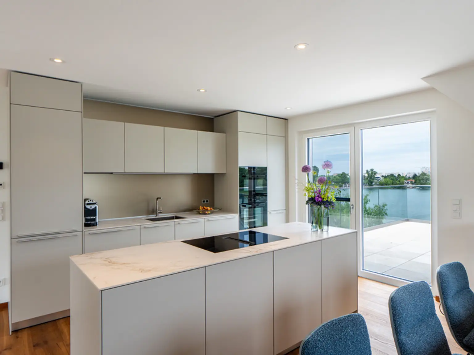 Wohnen deluxe. Prachtvolle 2-stöckige Dachgeschosswohnung mit 167 m² in absoluter Bestlage an der Alten Donau