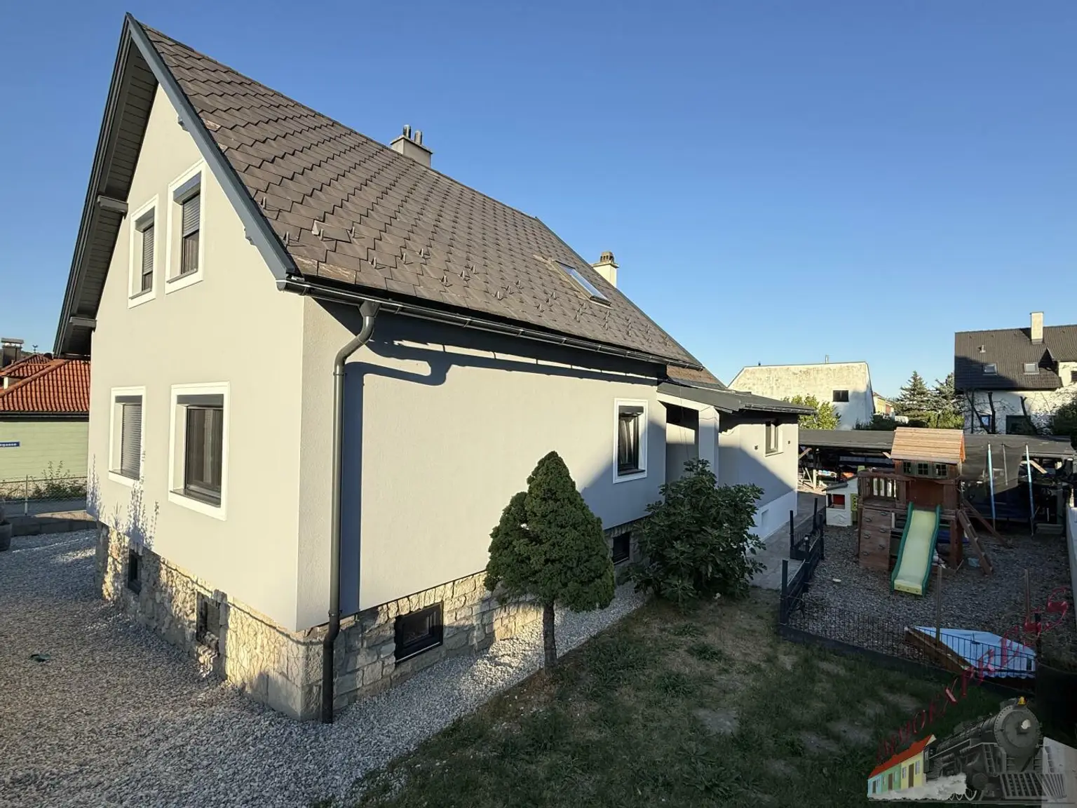 Zweifamilienhaus mit zusätzlichem Baugrundstück & vielen Extras in 2752 Wöllersdorf