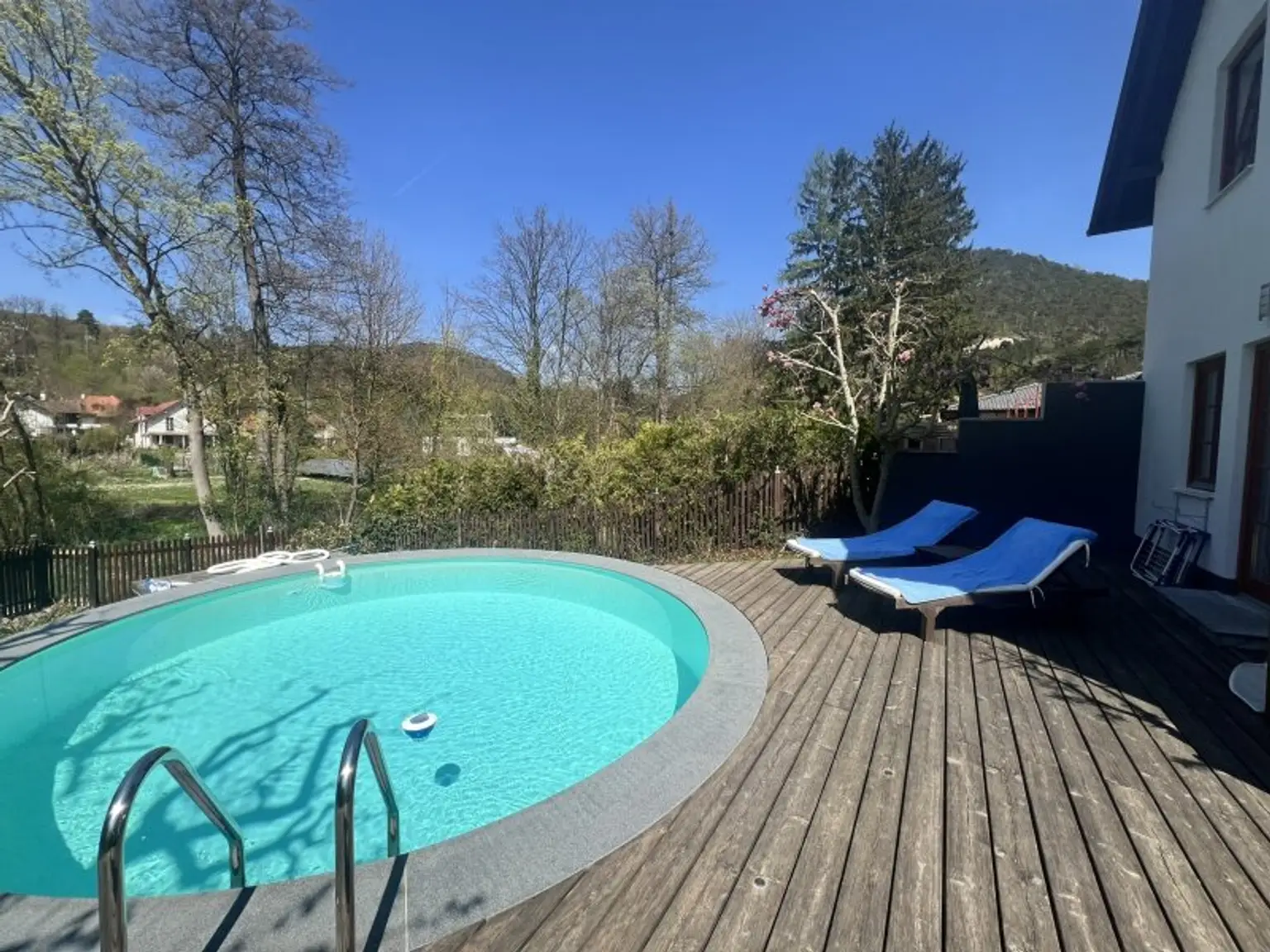 Familienhit mit Charme zum Toppreis (!) - gut geschnittene Doppelhaushälfte mit Garten & Pool in Gaaden