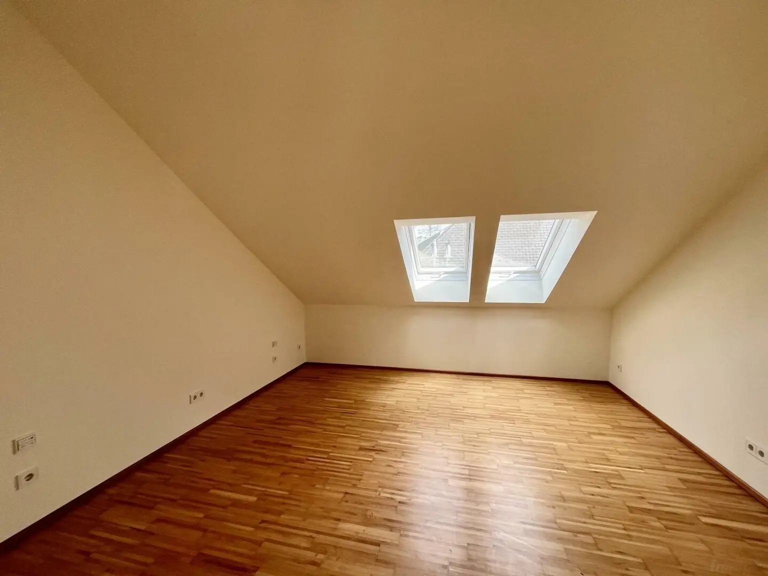 Maisonette: 1.OG und Dachgeschoss mit uneinsichtiger Dachterrasse, Parkplatz, top Ausstattung, Andritz