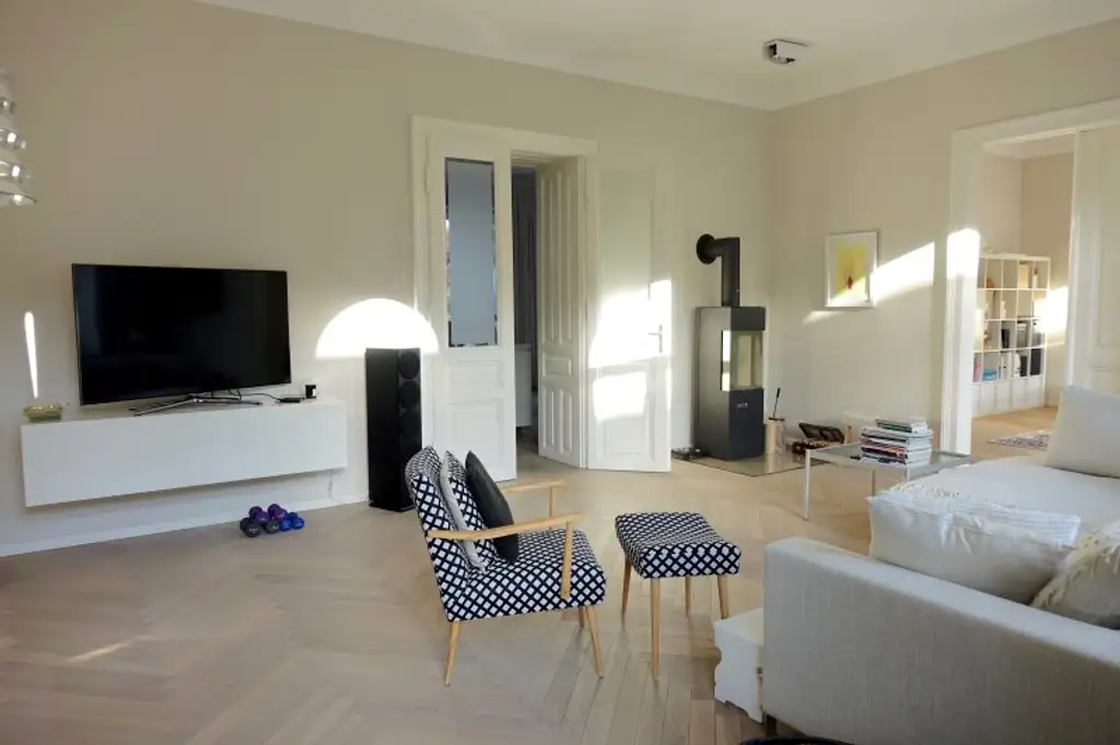 Altbau mit Terrasse und Wellness bei Schlosspark (U4)