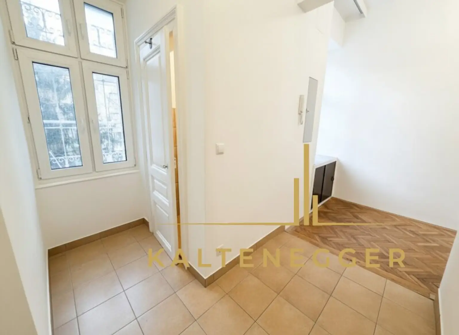 Vorraum/Gang mit Fenstern zum Garten