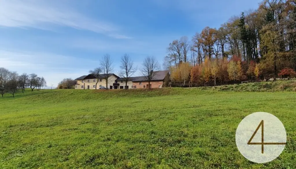 Zweifamilien-Haus mit 1,7 ha landwirtschaftlicher Nutzfläche und Quellwasser