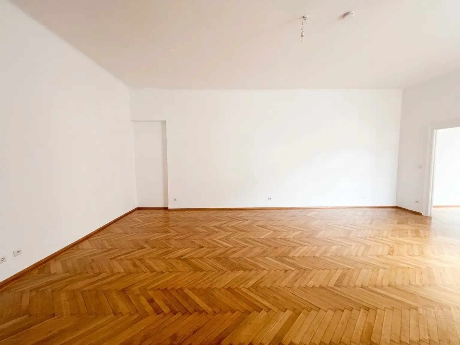 UNBEFRISTET: Wohnen in Bestlage in einer ruhigen Altbauwohnung im repräsentativen Haus