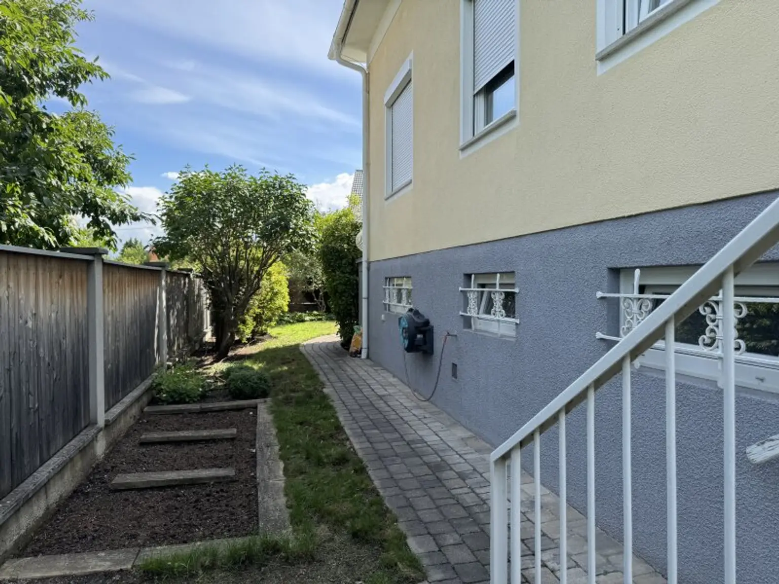 Kleines Einfamilienhaus mit Südterrasse und Garage