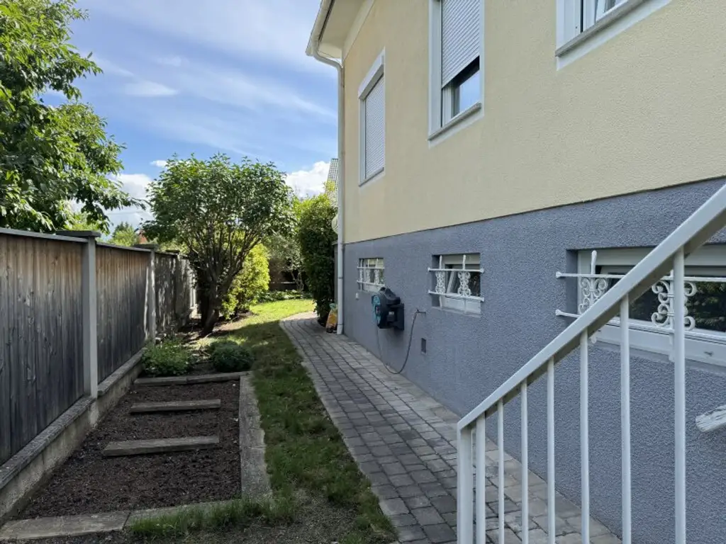Kleines Einfamilienhaus mit Südterrasse und Garage
