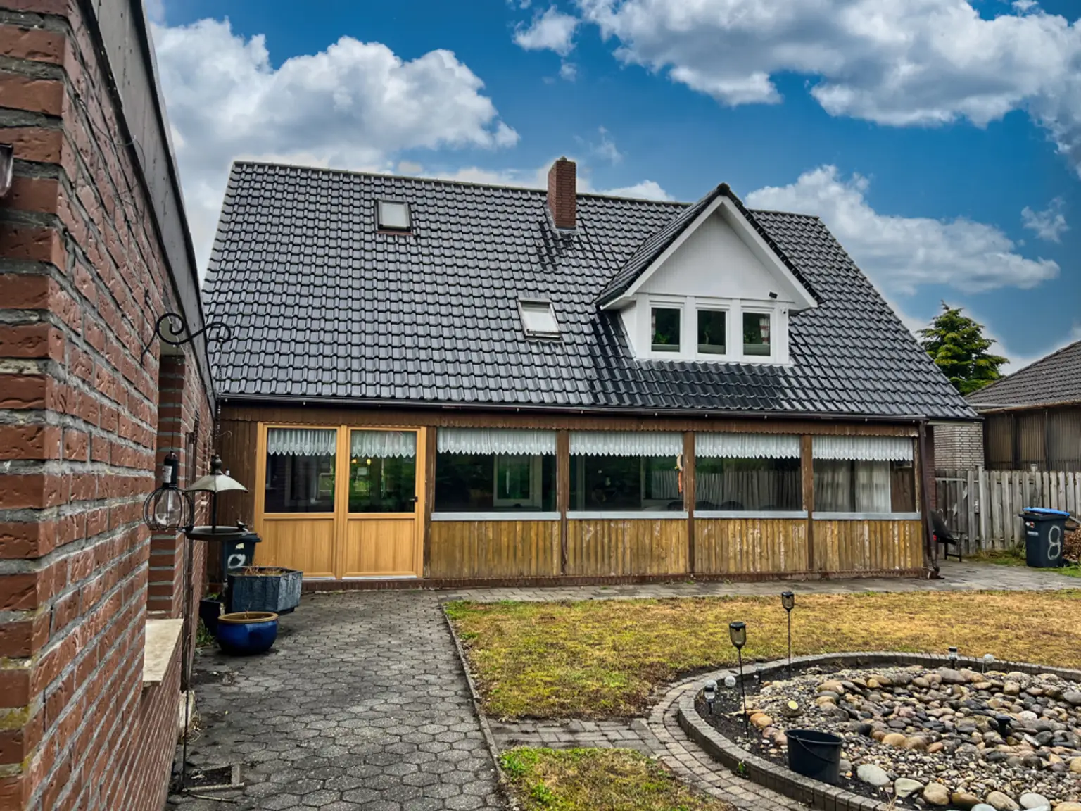 Alle unter einem Dach! Einfamilienhaus mit Einliegerwohnung & viel Platz!
