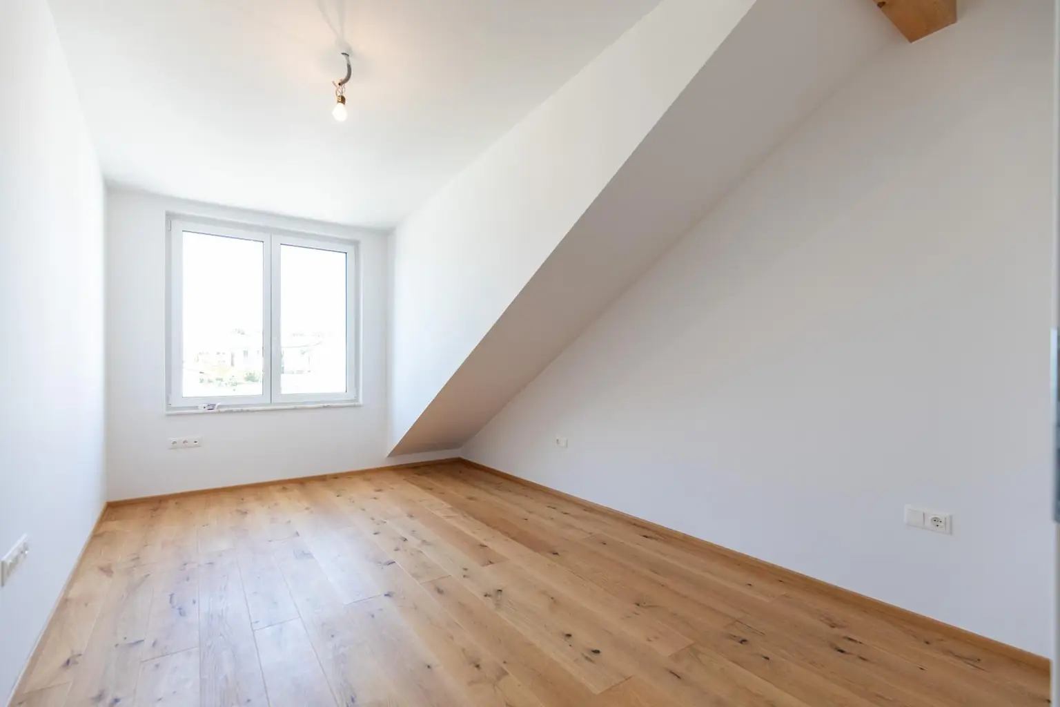 Modern Wohnen mit Balkon, Seeblick und Abstellplatz